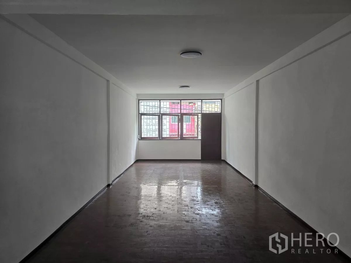 店屋 出租在Watthana, Bangkok - 通罗翻新商铺室内，抛光木地板与大窗户