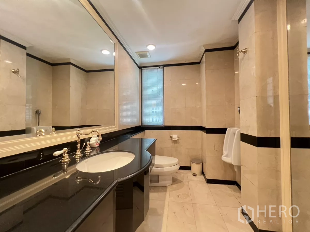 ทาวน์เฮาส์ ขายในWatthana, Bangkok - ห้องน้ำปูกระเบื้อง เคาน์เตอร์ยาว กระจกบานใหญ่ และสุขภัณฑ์