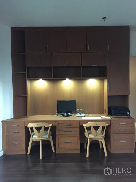 คอนโด ให้เช่าในBang Kapi, Bangkok - มุมทำงานที่บ้าน โต๊ะทำงานคู่ ตู้เก็บของ และไฟส่องเฉพาะจุด