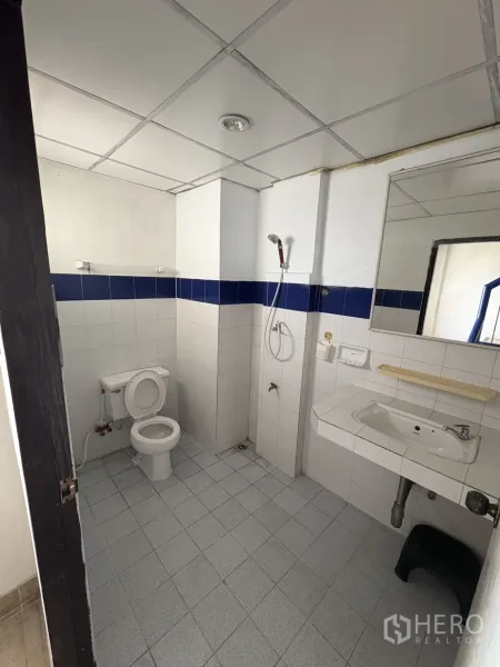 店屋 出租在Phra Khanong, Bangkok - 瓷砖卫浴空间，配坐便器、镜子、洗手盆与手持花洒。