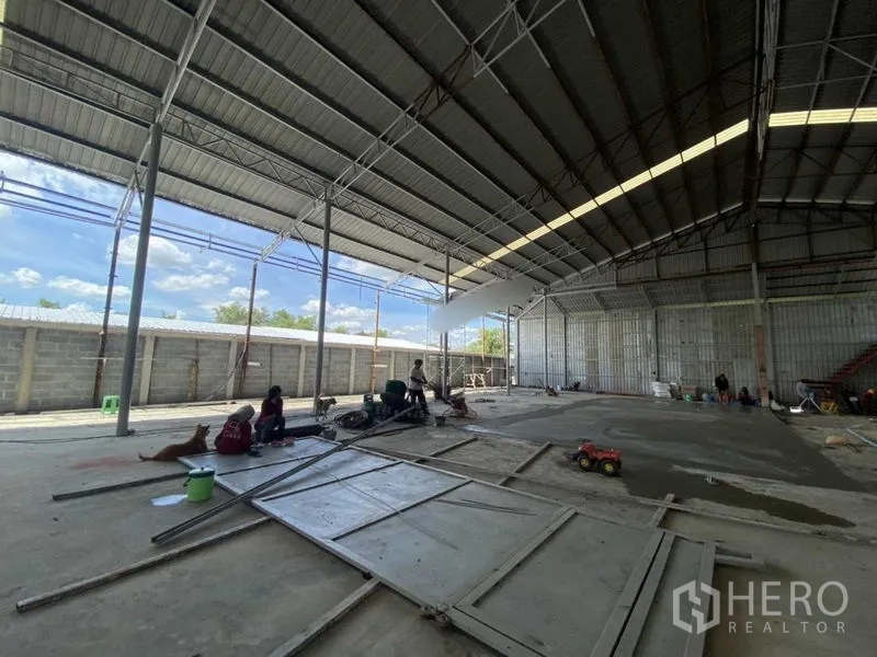 货栈 出租在Khlong Luang, Pathum Thani - 大面积半开放式工作区，钢结构屋顶与混凝土地坪。