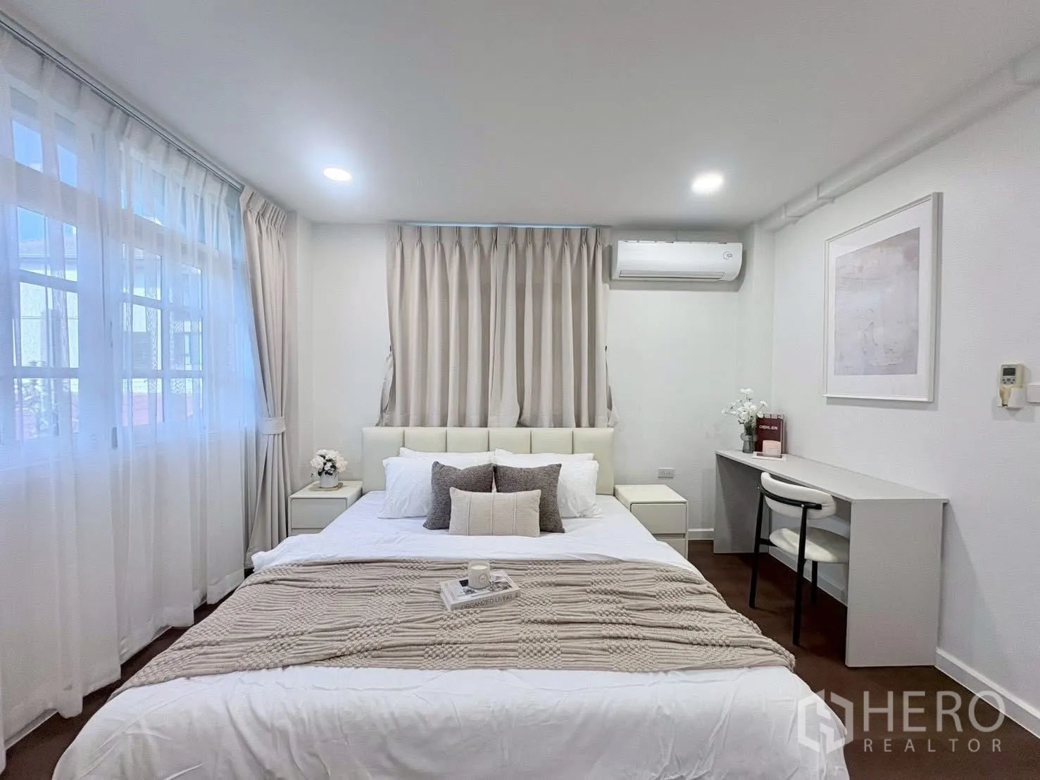 联排别墅 for rent in Huai Khwang, Bangkok - 卧室配床、床头柜与工作书桌，灯光柔和。