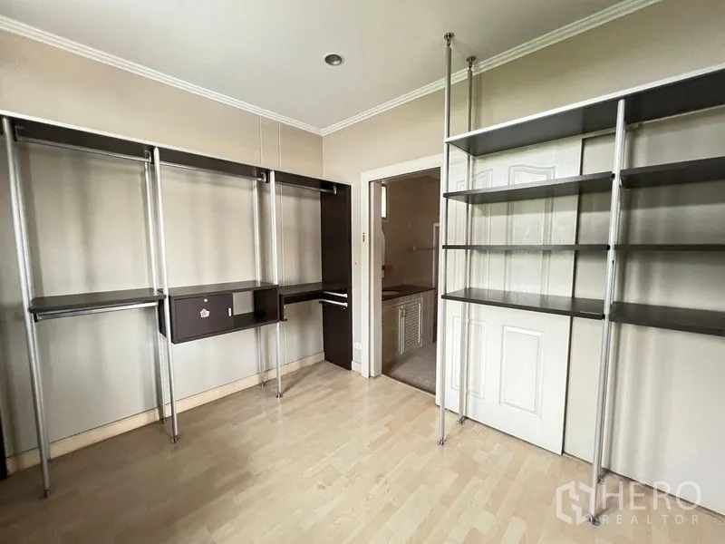 บ้าน ให้เช่าหรือขายในLak Si, Bangkok - ห้องแต่งตัวชั้นวางแบบโมดูล เชื่อมต่อประตูห้องน้ำ