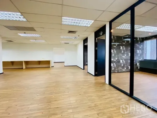 สำนักงาน ให้เช่าหรือขายในWatthana, Bangkok - พื้นที่ทำงานเปิดโล่งพร้อมผนังกระจก ผนังลาย และไฟฝ้าหลุม