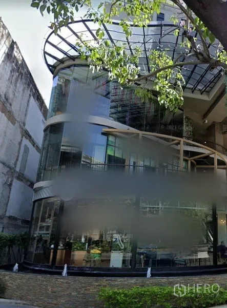 พื้นที่ขายปลีก ให้เช่าในWatthana, Bangkok - อาคารค้าปลีกสมัยใหม่ หน้ากระจกโค้งเต็มบาน มีหลังคากันสาดและหน้าร้านระดับถนน ในบรรยากาศย่านเมือง