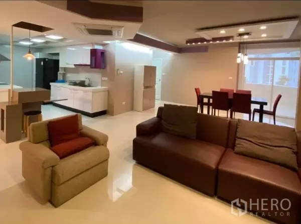 คอนโด ให้เช่าในWatthana, Bangkok - พื้นที่รับแขกแบบเปิดโล่ง เชื่อมโต๊ะทานอาหารริมหน้าต่างและครัวโมเดิร์น