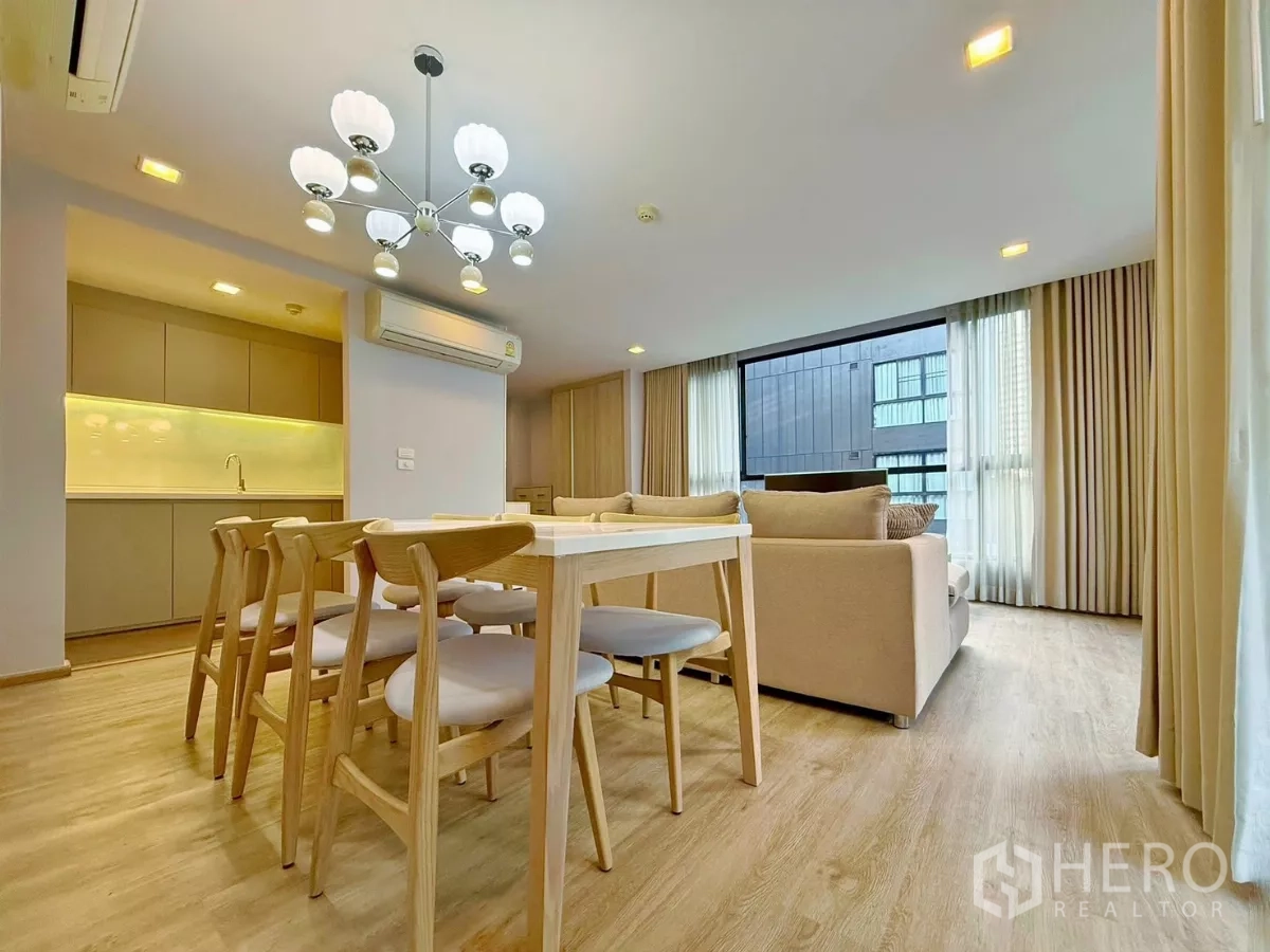 คอนโด ให้เช่าหรือขายในWatthana, Bangkok - มุมรับประทานอาหารโต๊ะไม้ 6 ที่นั่ง ใต้โคมไฟดีไซน์โมเดิร์น
