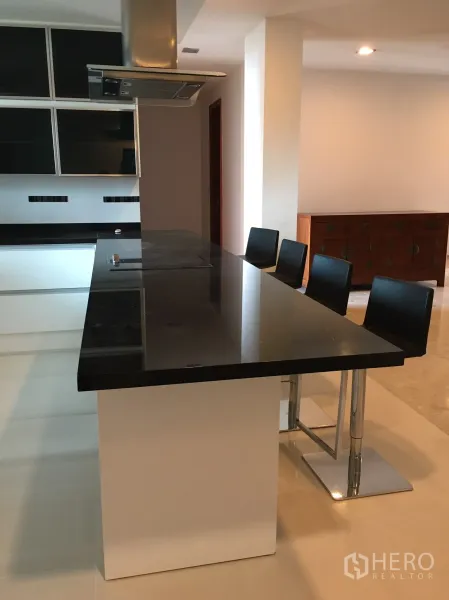 คอนโด ให้เช่าในKhlong Toei, Bangkok - เคาน์เตอร์เกาะกลางท็อปหินสีดำพร้อมฮูดและเก้าอี้บาร์