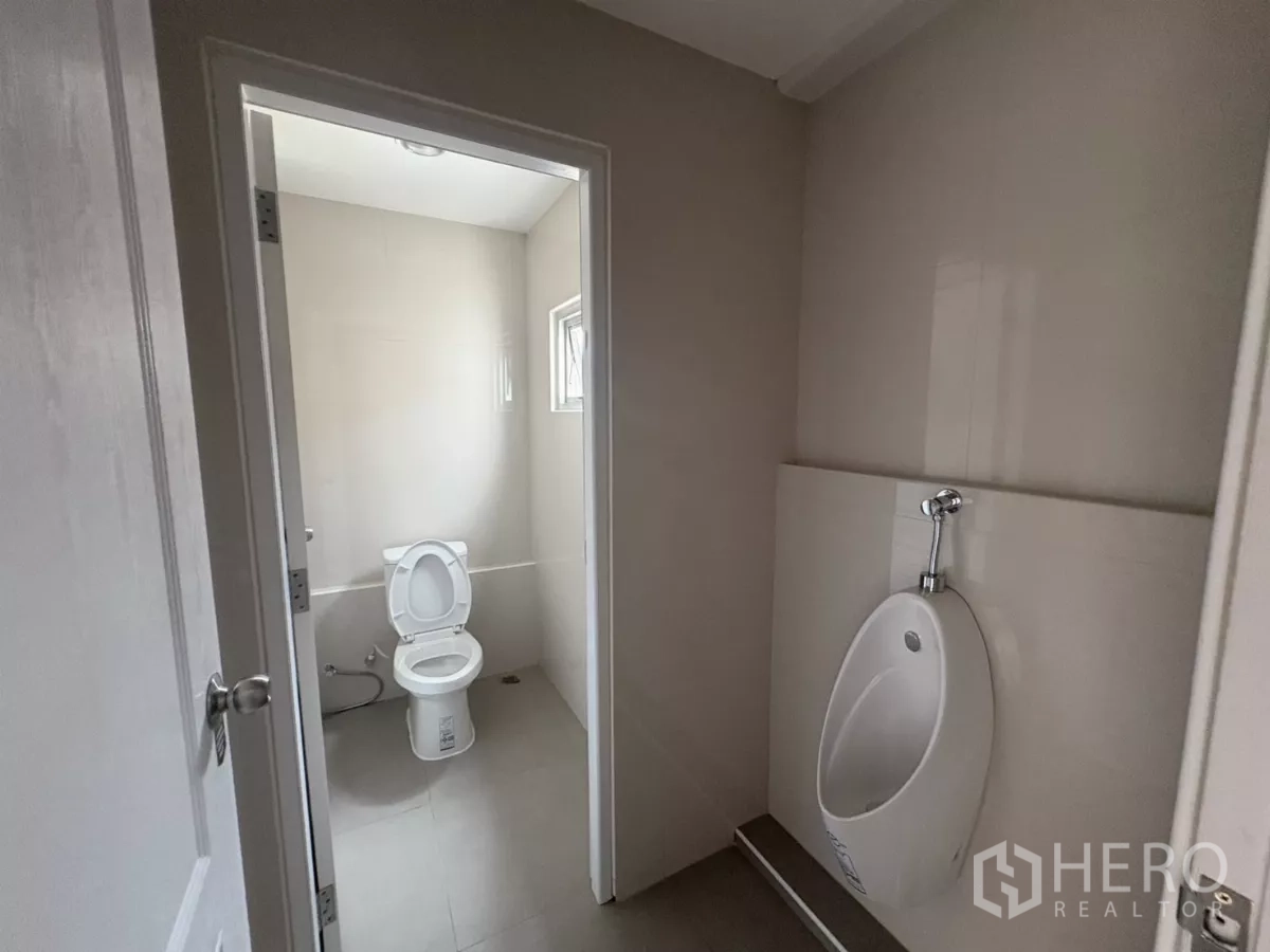 工厂 出租在Bang Phli, Samut Prakan - 男卫间，设小便斗与独立坐便间。