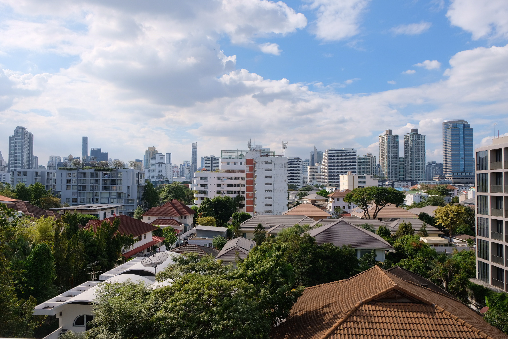 公寓 出租在Watthana, Bangkok - 高楼景观，绿树与素坤逸天际线一览无余。