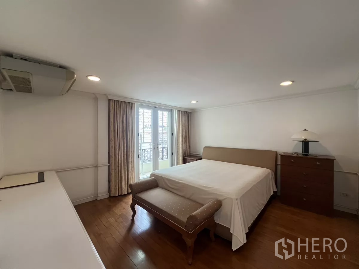 ทาวน์เฮาส์ ขายในWatthana, Bangkok - ห้องนอนรับแขก เตียง ประตูกระจกเปิดสู่ระเบียง และพื้นไม้