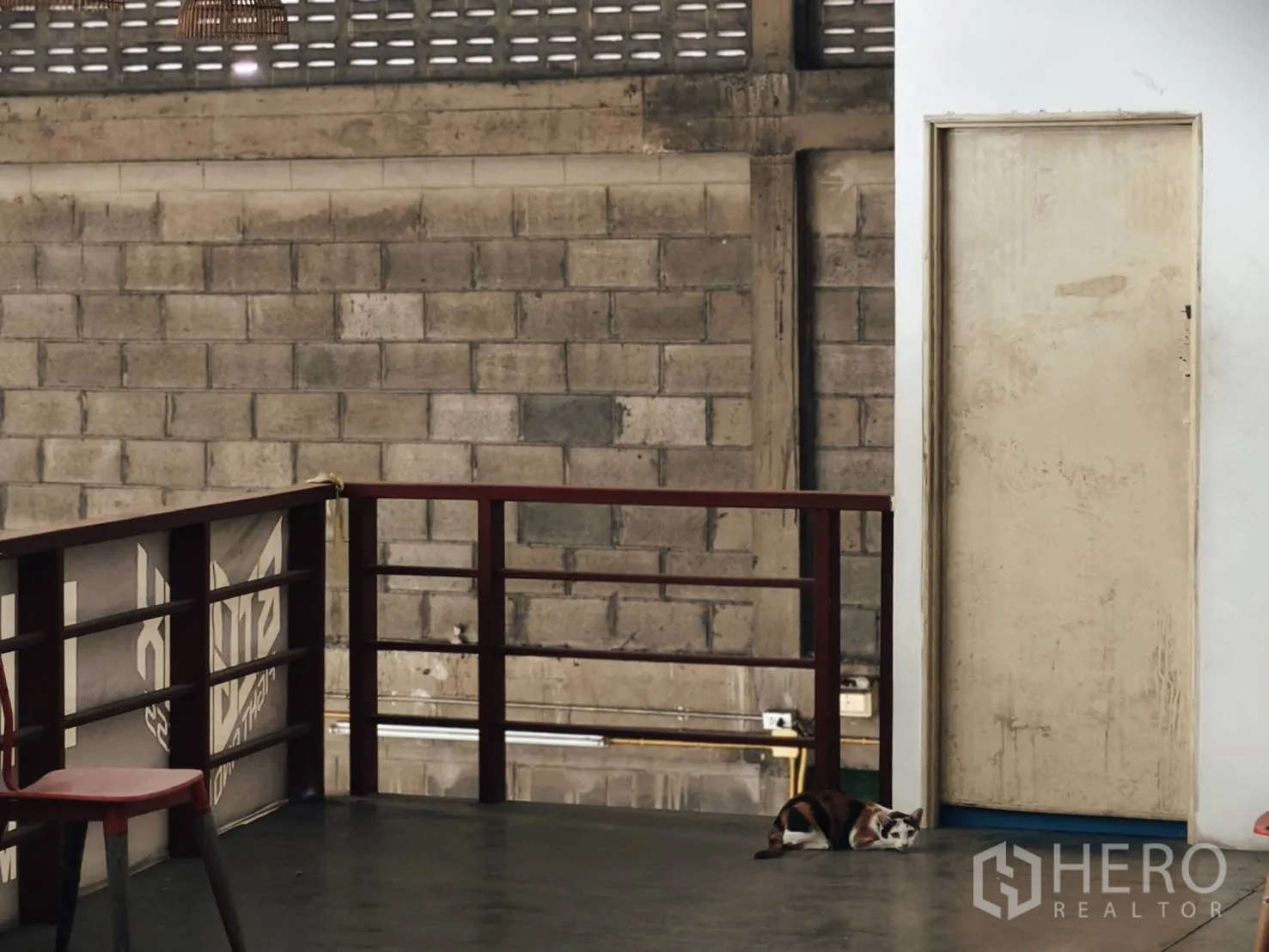 คลังสินค้า ให้เช่าในKhlong Toei, Bangkok - มุมชั้นลอย ผนังก่ออิฐ ราวเหล็ก และประตูปิด