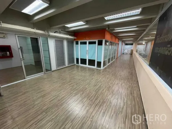 สำนักงาน ให้เช่าในRatchathewi, Bangkok - มุมมองโถงกว้าง มีห้องชุดหน้ากระจก ตู้บานเกล็ด และไฟเพดาน