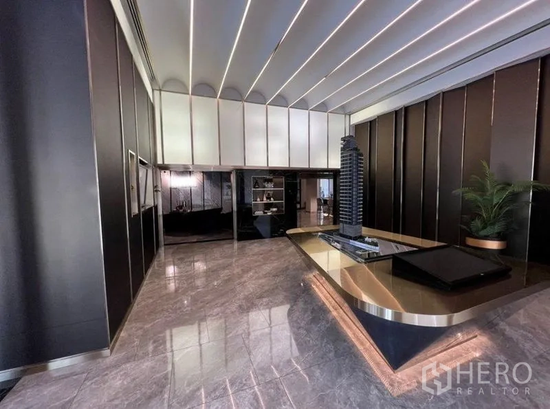 店屋 出租或出售在Din Daeng, Bangkok - 现代展示大厅，条形灯天花、石材地面与中央展示台。