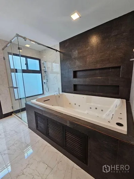 Detached House for rent in Bang Phli, Samut Prakan - Bathroom featuring large jacuzzi bathtub next to glass shower