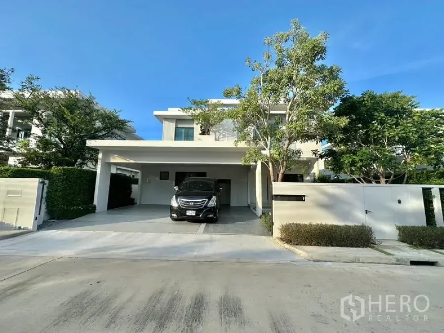 บ้าน ให้เช่าในSamut Prakan - มุมมองจากถนนของบ้านเดี่ยวสมัยใหม่ รั้วทึบและทางรถกว้าง