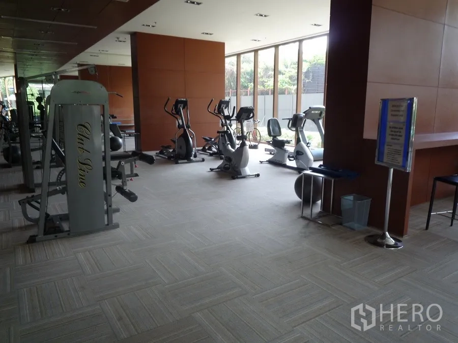 คอนโด ให้เช่าในKhlong Toei, Bangkok - ฟิตเนสภายในโครงการพร้อมเครื่องคาร์ดิโอและเวทเทรนนิ่งริมหน้าต่างบานใหญ่