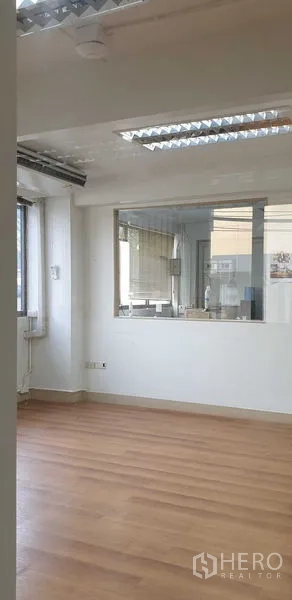 零售空间 出租在Chatuchak, Bangkok - 办公区配大窗、室内玻璃窗、木地板与日光灯。