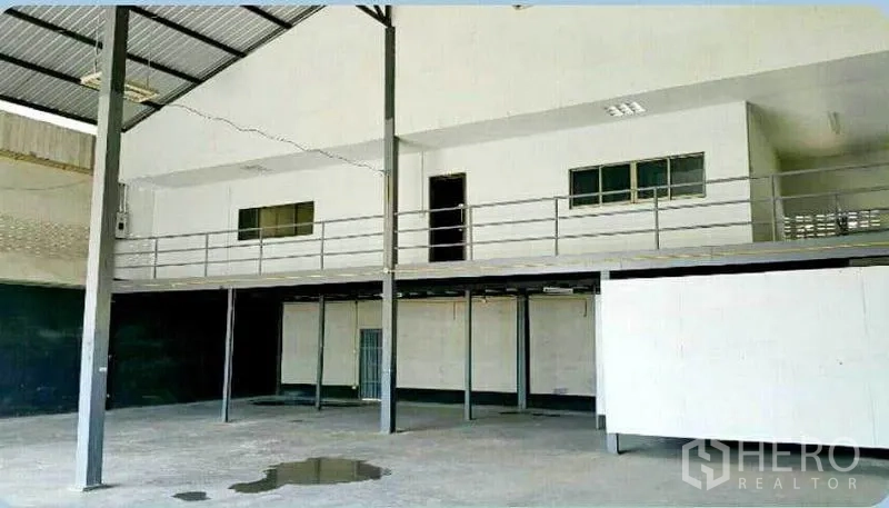 คลังสินค้า ให้เช่าในSai Mai, Bangkok - รายละเอียดชั้นลอยสำนักงาน มีหน้าต่าง ราวกันตก และเสาโครงเหล็ก