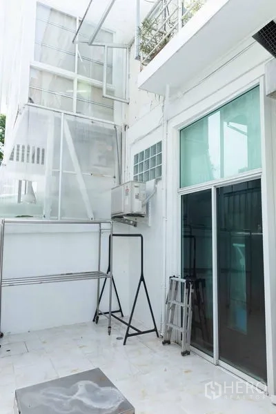 联排别墅 出售 - 服务阳台，推拉玻璃门与外机、晾晒区。