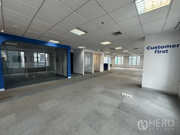 办公空间 出租在Watthana, Bangkok - 开放工作区，玻璃会议室，大窗可见城市景观。