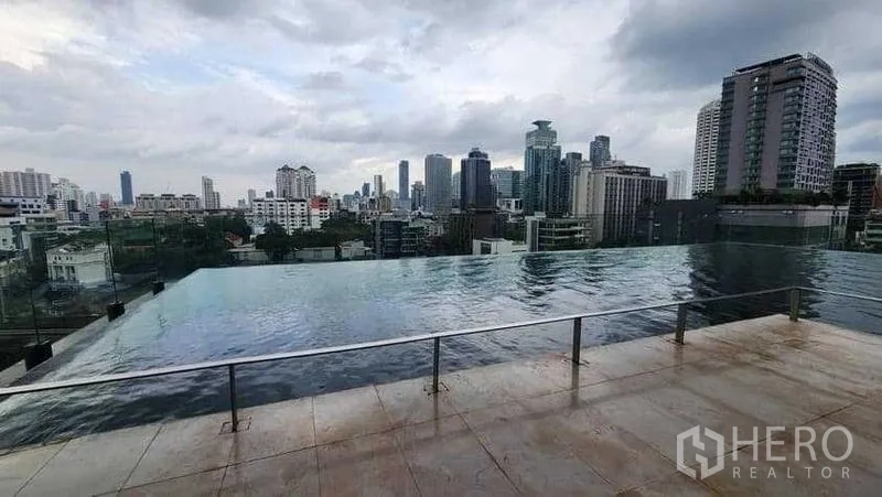 公寓 出租在Khlong Toei, Bangkok - 屋顶无边际泳池，俯瞰曼谷天际线。