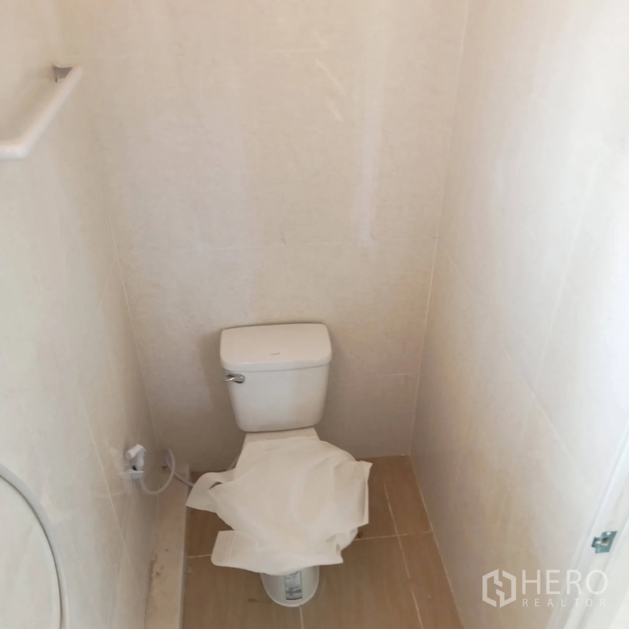 Warehouse for rent in Bang Phli, Samut Prakan - Separate toilet room with WC and tiled floor.