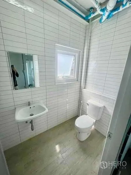 สำนักงานที่บ้าน ให้เช่าหรือขายในBang Kapi, Bangkok - ห้องน้ำปรับปรุงใหม่ กระเบื้องสีขาว ช่องหน้าต่างระบายอากาศ และอุปกรณ์ครบ