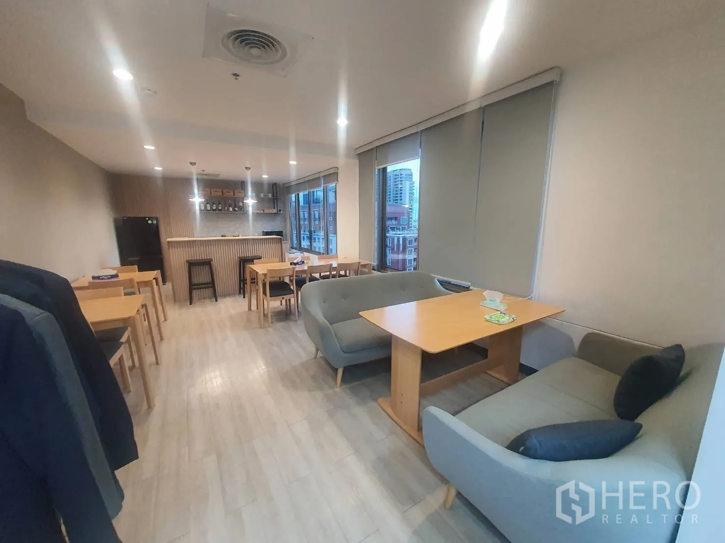 办公室 for rent in Watthana, Bangkok - 茶水间与员工休息区，设小吧台、餐桌、沙发及大窗城市景观。