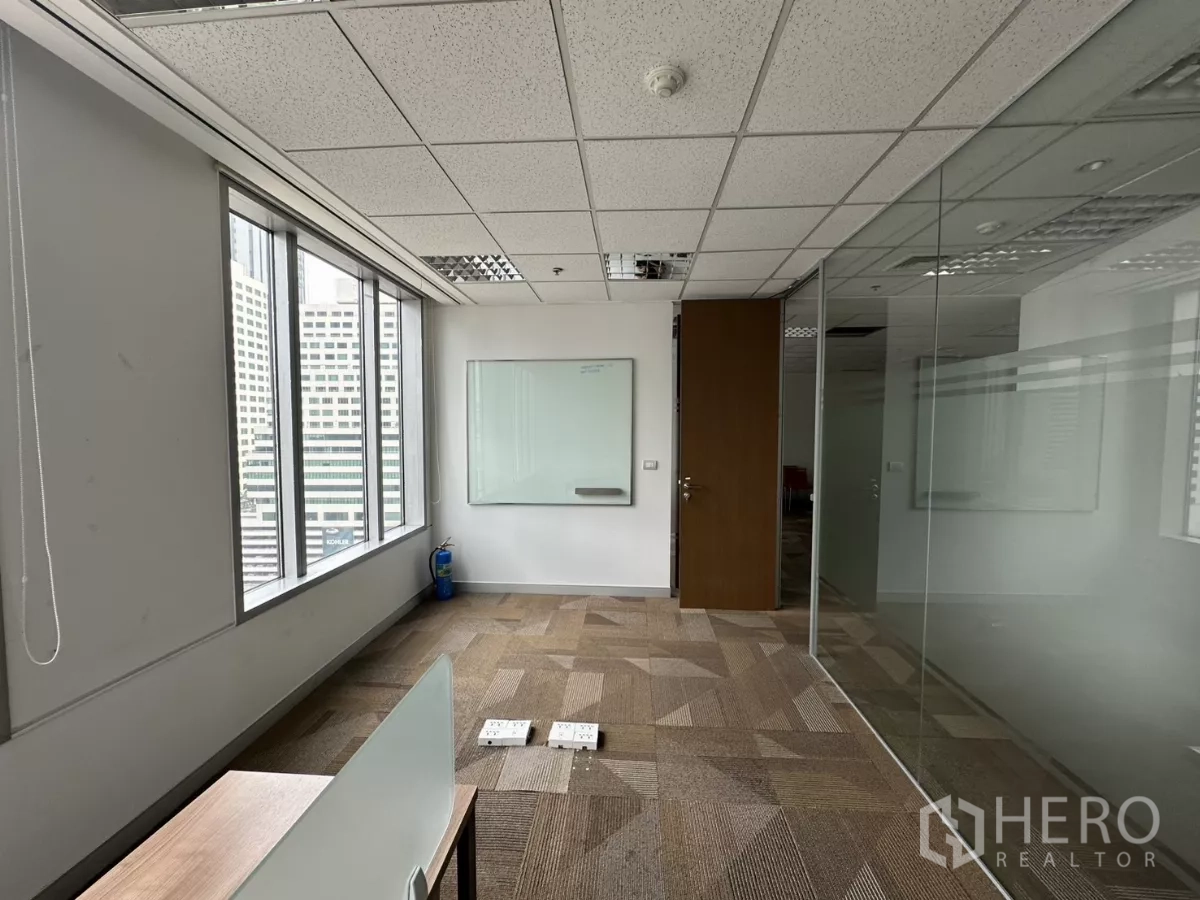 สำนักงาน ให้เช่าในWatthana, Bangkok - ห้องทำงาน ไวท์บอร์ด ผนังกระจก หน้าต่าง และช่องปลั๊กพื้น