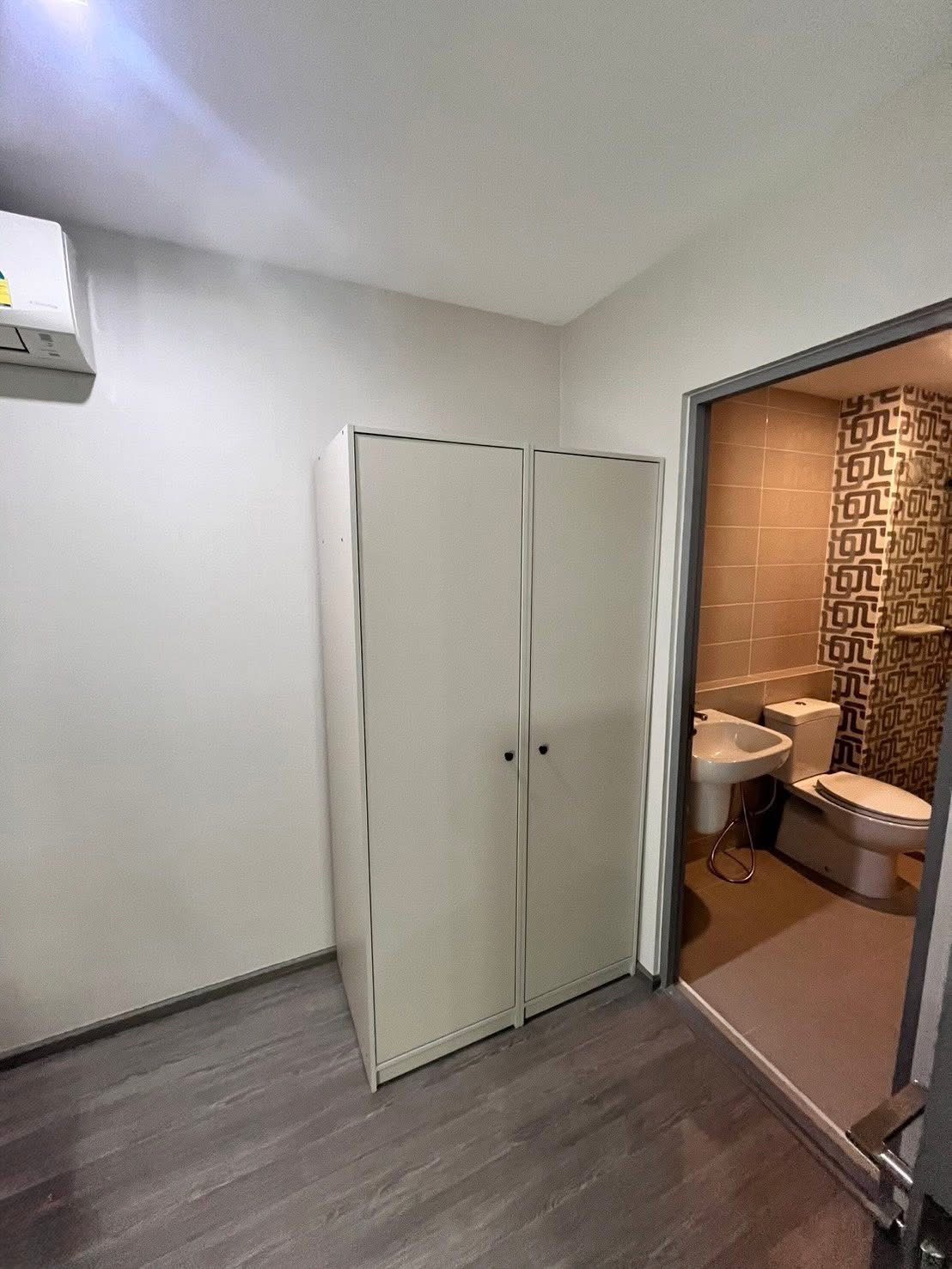 联排别墅 出租或出售在Lat Phrao, Bangkok - 小房间带衣柜，连接带几何花砖的卫浴。