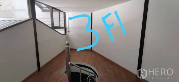 อาคารพาณิชย์ ให้เช่าในKhlong Toei, Bangkok - ชั้นลอยชั้น 3 มีหน้าต่างและบันไดเวียน ผนังสีขาว พื้นลายไม้