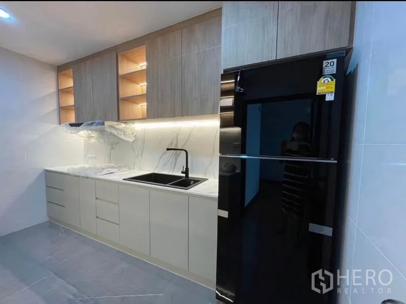 公寓 出租 - 全新走廊式厨房，大理石纹墙面与黑色冰箱