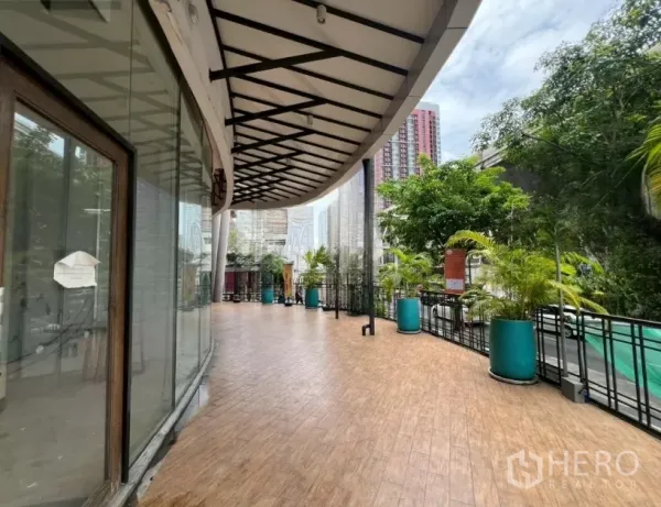 零售空间 出租 - 宽敞的室外露台，绿植与城市景观，靠近Phra Khanong轻轨站。