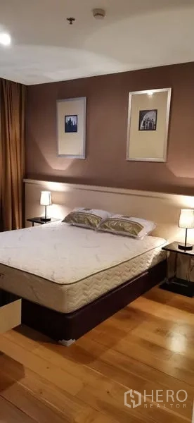 公寓 出租在Watthana, Bangkok - 主卧木地板，双床头灯与中性色调。