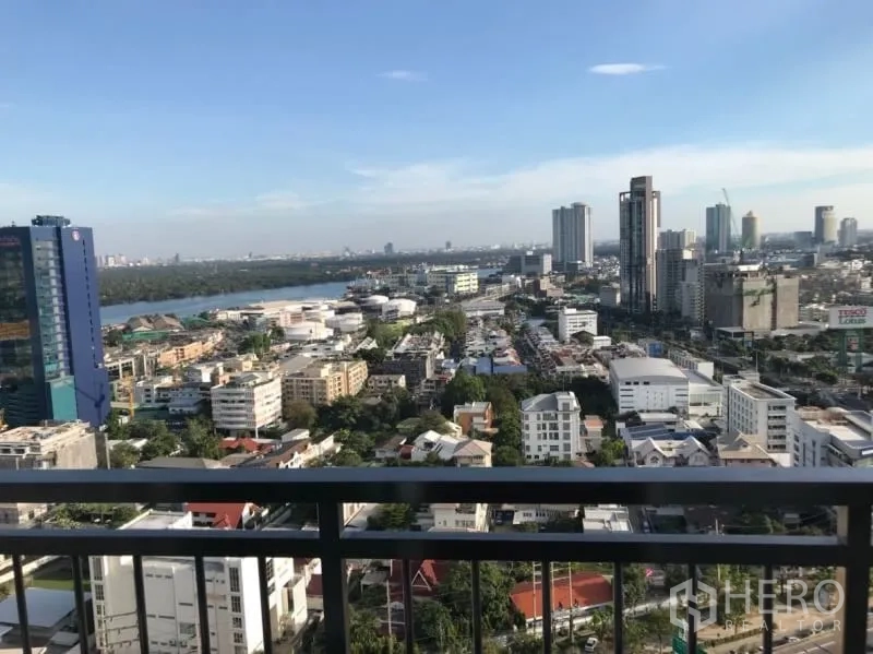 คอนโด ขายในYan Nawa, Bangkok - มุมมองระเบียงชั้นสูง เห็นวิวสกายไลน์กรุงเทพและแม่น้ำเจ้าพระยา