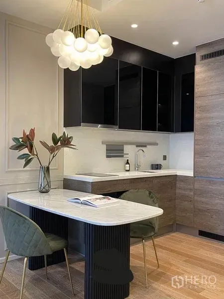 คอนโด ให้เช่าในPathum Wan, Bangkok - ครัวบิลท์อินพร้อมไอส์แลนด์ท็อปหินอ่อน ตู้สีดำ และโคมไฟก้อนเมฆ