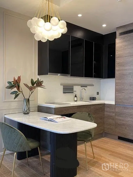 คอนโด ให้เช่าในPathum Wan, Bangkok - ครัวบิลท์อินพร้อมไอส์แลนด์ท็อปหินอ่อน ตู้สีดำ และโคมไฟก้อนเมฆ