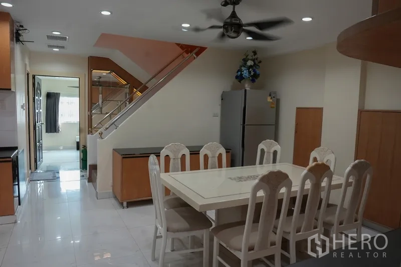 สำนักงานที่บ้าน ให้เช่า - โต๊ะอาหาร 6 ที่นั่ง ข้างตู้เก็บของและตู้เย็น ใกล้บันได