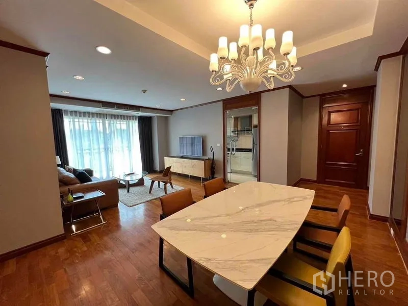 公寓 出租或出售在Watthana, Bangkok - 餐区配大理石餐桌与吊灯，面向客厅与电视柜