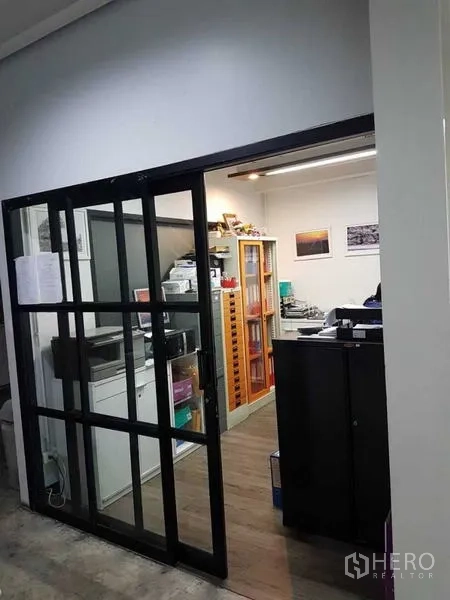 店屋 出售在Bang Rak, Bangkok - 黑框推拉玻璃门，通向储物/办公房