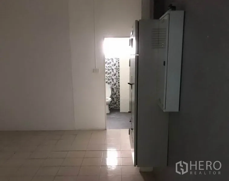 工厂 出租在Bang Bua Thong, Nonthaburi - 从内部功能区望向带花纹瓷砖的卫生间