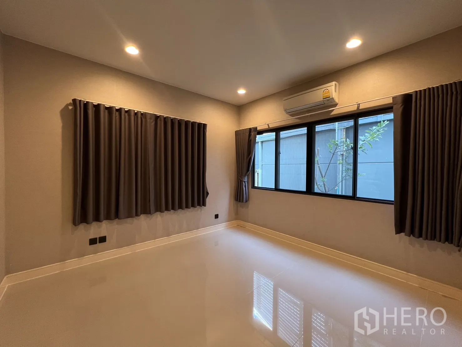 Detached House for rent or sale in Bang Kapi, Bangkok - Multipurpose room with tiled floor, air‑conditioning and curtained windows.