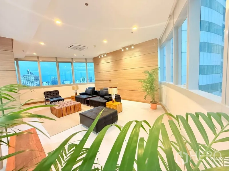 คอนโด ให้เช่าหรือขายในKhlong Toei, Bangkok - ห้องนั่งเล่นมองผ่านใบไม้ เห็นวิวเมืองและไฟราง