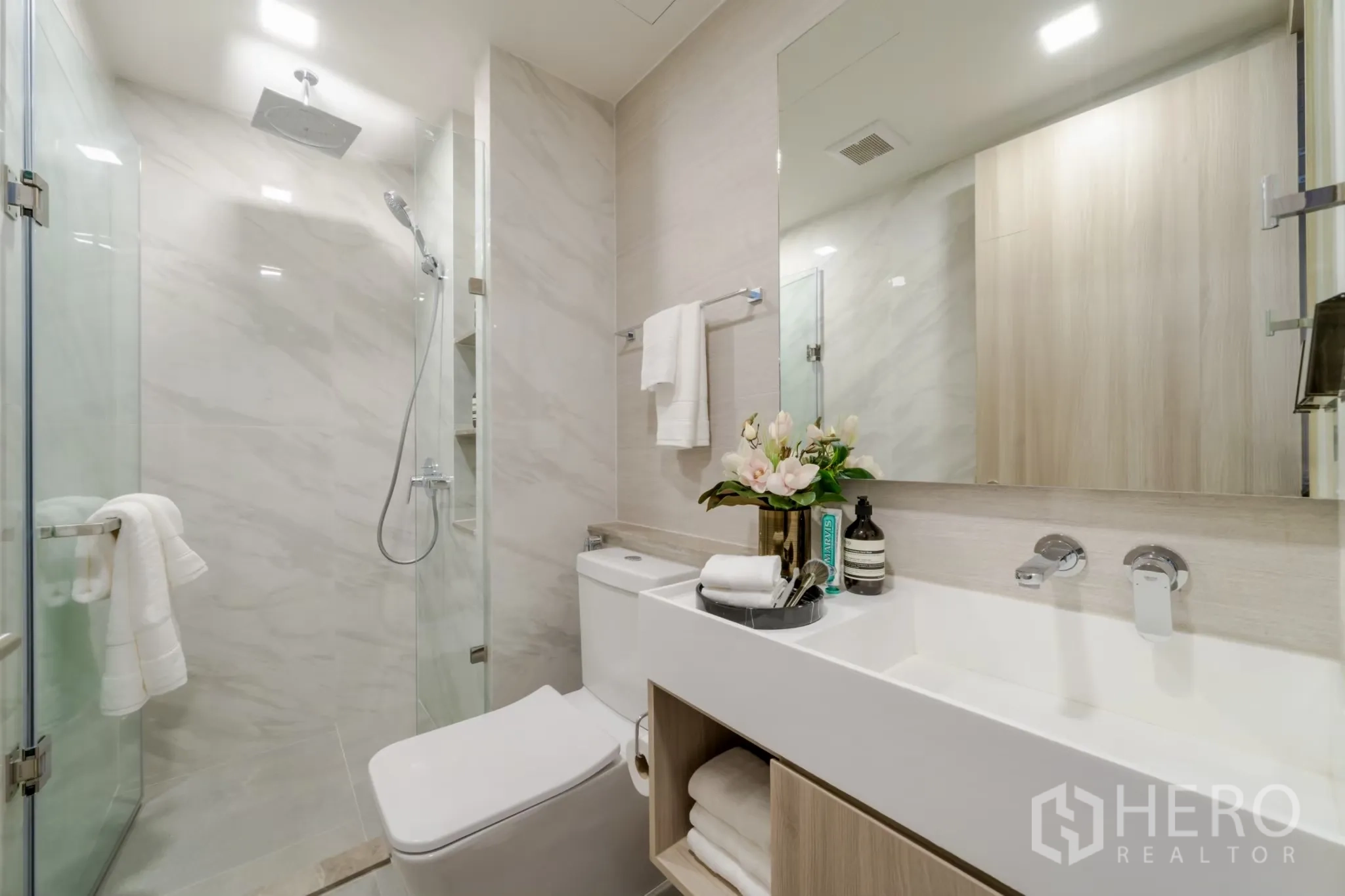 คอนโด ให้เช่าในWatthana, Bangkok - ห้องน้ำสมัยใหม่ มีเรนชาวเวอร์ โถสุขภัณฑ์ และอ่างล้างหน้า