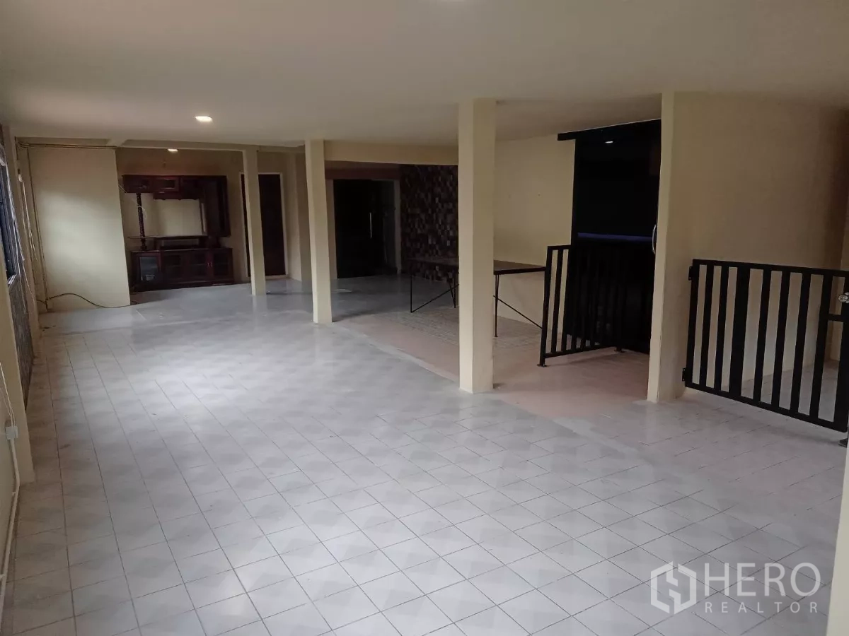 独立式住宅 出租在Phaya Thai, Bangkok - 长形开放起居大厅，地砖与多根立柱。