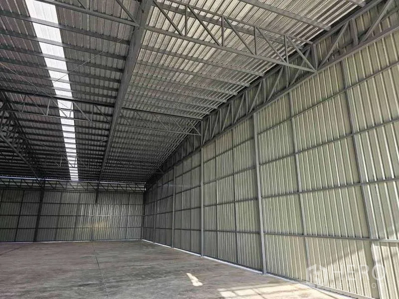 คลังสินค้า ให้เช่าในPak Kret, Nonthaburi - ผนังด้านข้างภายในโกดังเมทัลชีทพร้อมช่องแสงเหนือพื้นคอนกรีต