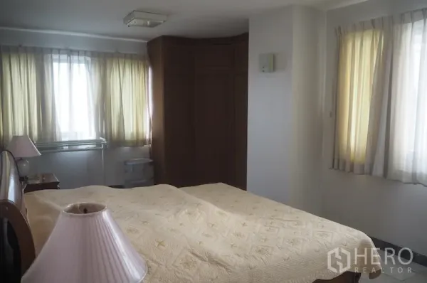 คอนโด ให้เช่าในPathum Wan, Bangkok - ห้องนอนสว่าง มีหน้าต่างรอบด้าน ตู้เสื้อผ้ามุมบิวท์อิน และเตียงควีน