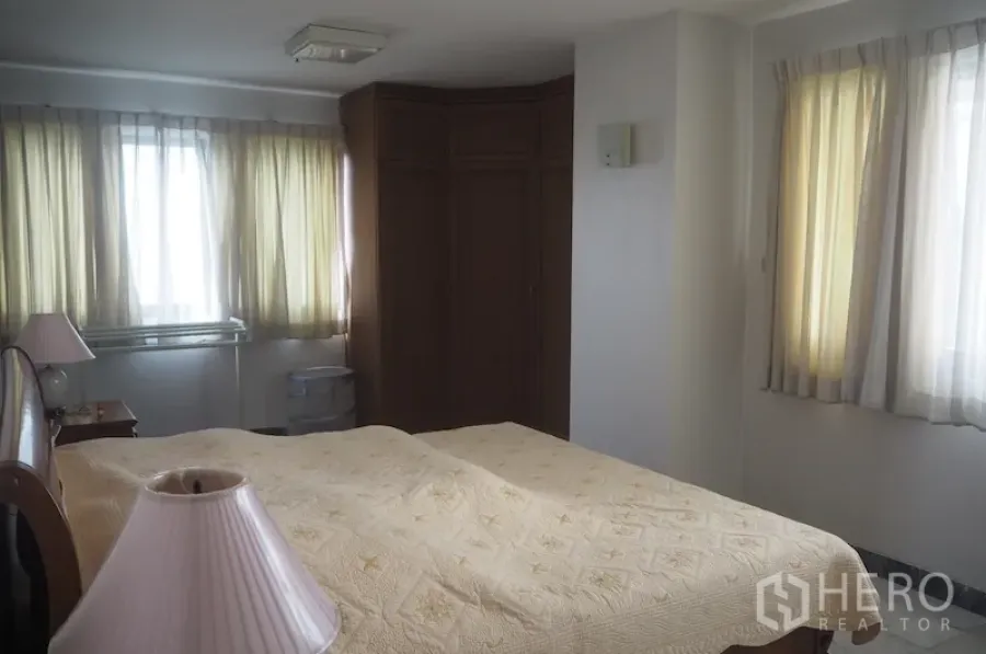 คอนโด ให้เช่าในPathum Wan, Bangkok - ห้องนอนสว่าง มีหน้าต่างรอบด้าน ตู้เสื้อผ้ามุมบิวท์อิน และเตียงควีน