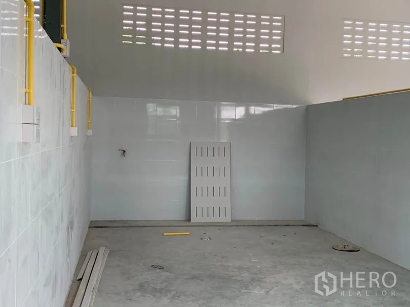 คลังสินค้า ให้เช่าหรือขายในThanyaburi, Pathum Thani - ทางเดินระหว่างผนังกั้นกระเบื้อง ใต้หลังคาเมทัลชีท มีช่องระบายอากาศธรรมชาติ